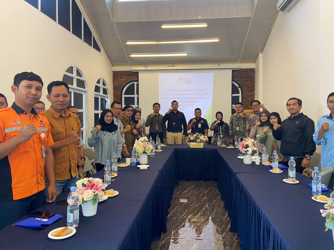 SOSIALISASI PROGRAM - Kepala BPJS Ketenagakerjaan Kantor Cabang Batulicin, Vina Dwina Yuskin bersama Kepala  Disnakertrans Kabupaten Tanbu, Kadri Mandar saat mensosialisasikan manfaat Program Inclusive Job Center (IJC), MLT Perumahan, JHT Jatuh Tempo, Aplikasi JMO hingga SERTAKAN kepada puluhan karyawan, Kamis (11/7/2024) pagi.(foto : ist)