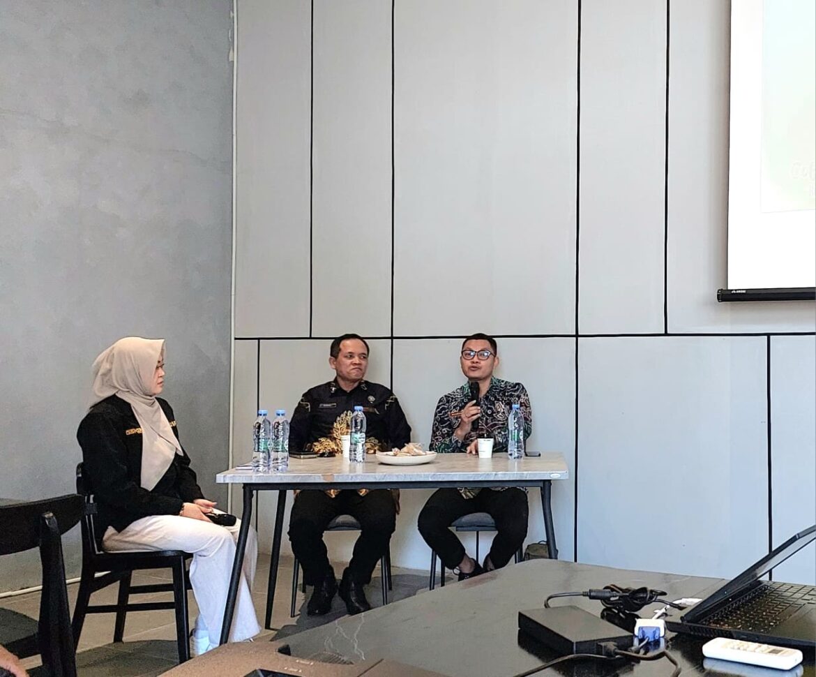 Kegiatan "Coffee Talk : Buah Kecubung Bikin Gak Nyambung, Emang Iya?" dari Diskominfo Provinsi Kalsel di salah satu kedai kopi di Banjarbaru, Jumat (26/07/2024).(foto:tya/brt).