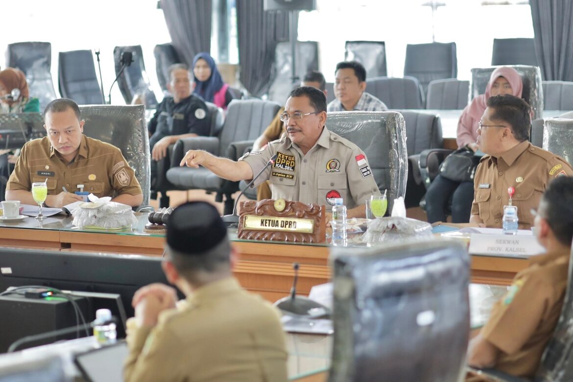 Ketua DPRD Provinsi Kalsel DR (HC) H Supian HK, SH, MH didampingi Sekretaris DPRD Provinsi Kalsel Muhammad Jaini, SE, MAP dan Kabag Persidangan, Perundang-undangan, Hukum dan AKD Sekretariat DPRD Provinsi Kalsel M Andri Yuzhar, S.STP membuka Rakor Sekretariat DPRD se-Kalsel dan Lintas Provinsi yang berlangsung di Banjarmasin.(foto : ist)