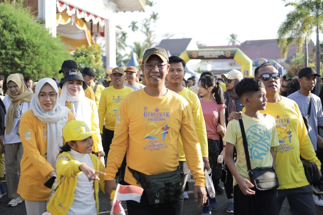 Wakil Ketua Komisi II DPRD Provinsi Kalsel Muhammad Yani Helmi bersama istri dan anak turut meriahkan jalan sehat HUT ke-24 LPPL Radio Abdi Persada FM Tahun 2024.(foto : humasdprdkalsel)