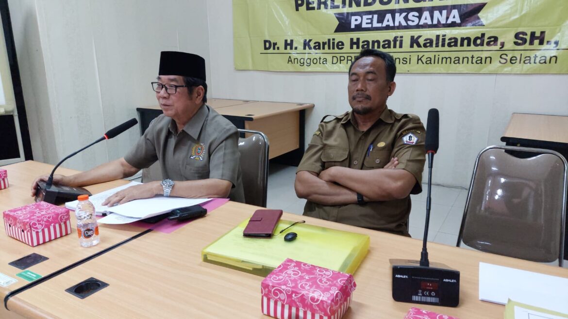Suasana Sosialisasi/Penyebarluasan Peraturan Perundangan tentang Perlindungan Anak yang dilaksanakan anggota Komisi II DPRD Provinsi Kalsel Dr H Karlie Hanafi Kalianda, SH, MH di Kantor BPKAD Kabupaten Batola di Marabahan.(foto : ist)