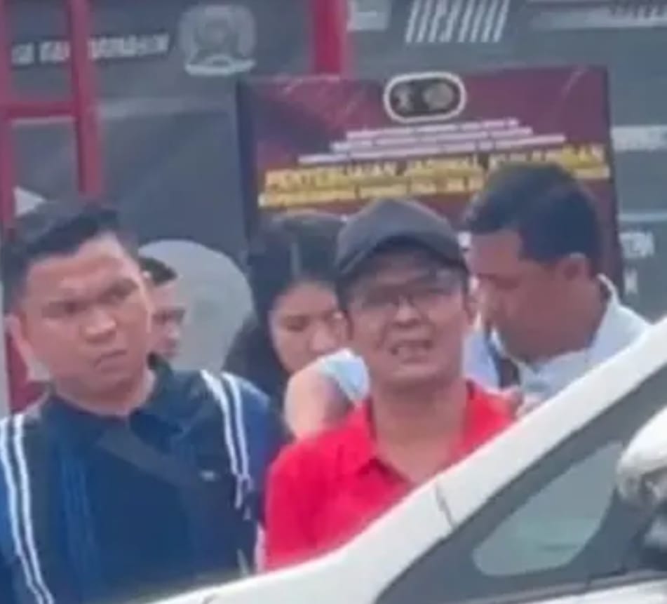 Tim dari Markas Besar Kepolisian Republik Indonesia tiba di Lapas Kelas II A Teluk Dalam pada pukul 09:33 WITA untuk melakukan pemindahan terhadap Delfi.
