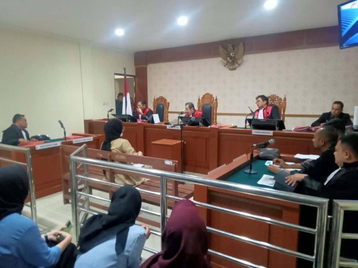 Terdakwa Novy Suprapti saat diruang sidang PN Banjarmasin beberapa waktu lalu.