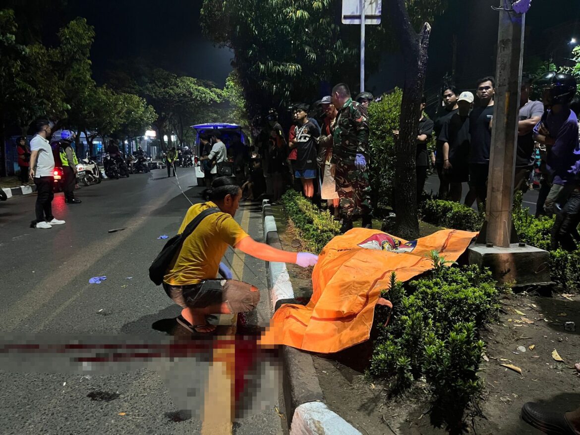 LAKA TUNGGAL -Diduga laka tinggal anggota Polsek Banjarmasin Barat Muh Ridho Kusnadi tewas di jalan depan Uturn Gudang Wanita, Minggu (28/7/2024) dinihari. (foto:ist)