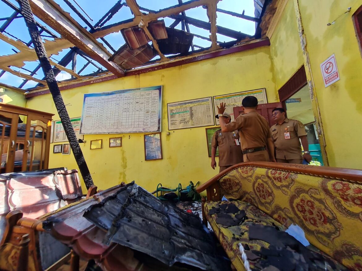 RUSAK BERAT - Beginilah salah satu ruang kelas pasca kebakaran di SDN Melayu 5 Jalan Veteran Gang Sempati RT 17 Kelurahan Melayu Banjarmasin Tengah, Senin (22/7/2024) dinihari. (foto:ist)