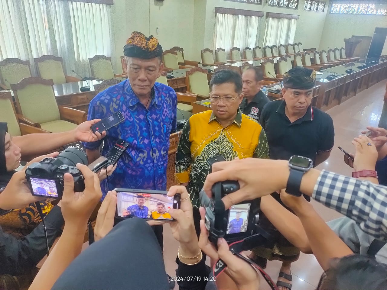 Sekretaris DPRD Provinsi Kalsel Muhammad Jaini dan Sekretaris DPRD Provinsi Bali I Gede Dewa Putra saat diwawancarai wartawan seusai menggelar pertemuan untuk saling sharing peningkatan kinerja kehumasan.(foto : humasdprdkalsel)