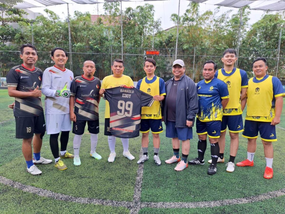 Tim bola Jurnalis Kalsel dan Bawaslu Kalsel.