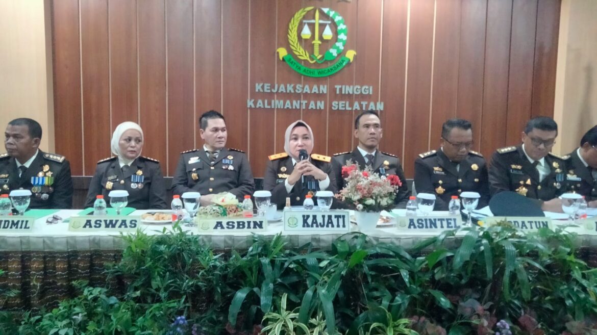 Kepala Kejaksaan Tinggi (Kajati) Kalsel Rina Virawati SH MH dalam pers realese didampingi para asisten.