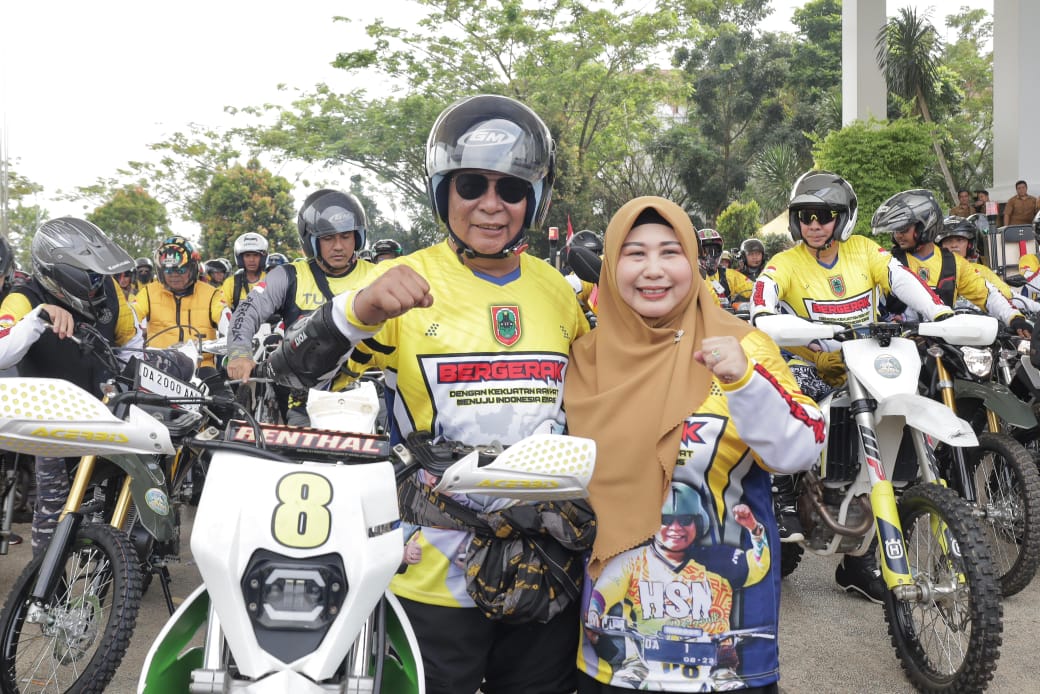 Paman Birin dan Acil Odah foto bersama sebelum pelepasan rombongan turdes menembus batas ke-10 tahun 2024 bertempat di halaman Kantor Setda Provinsi Kalsel di Banjarbaru.(foto : humasdprdkalsel)