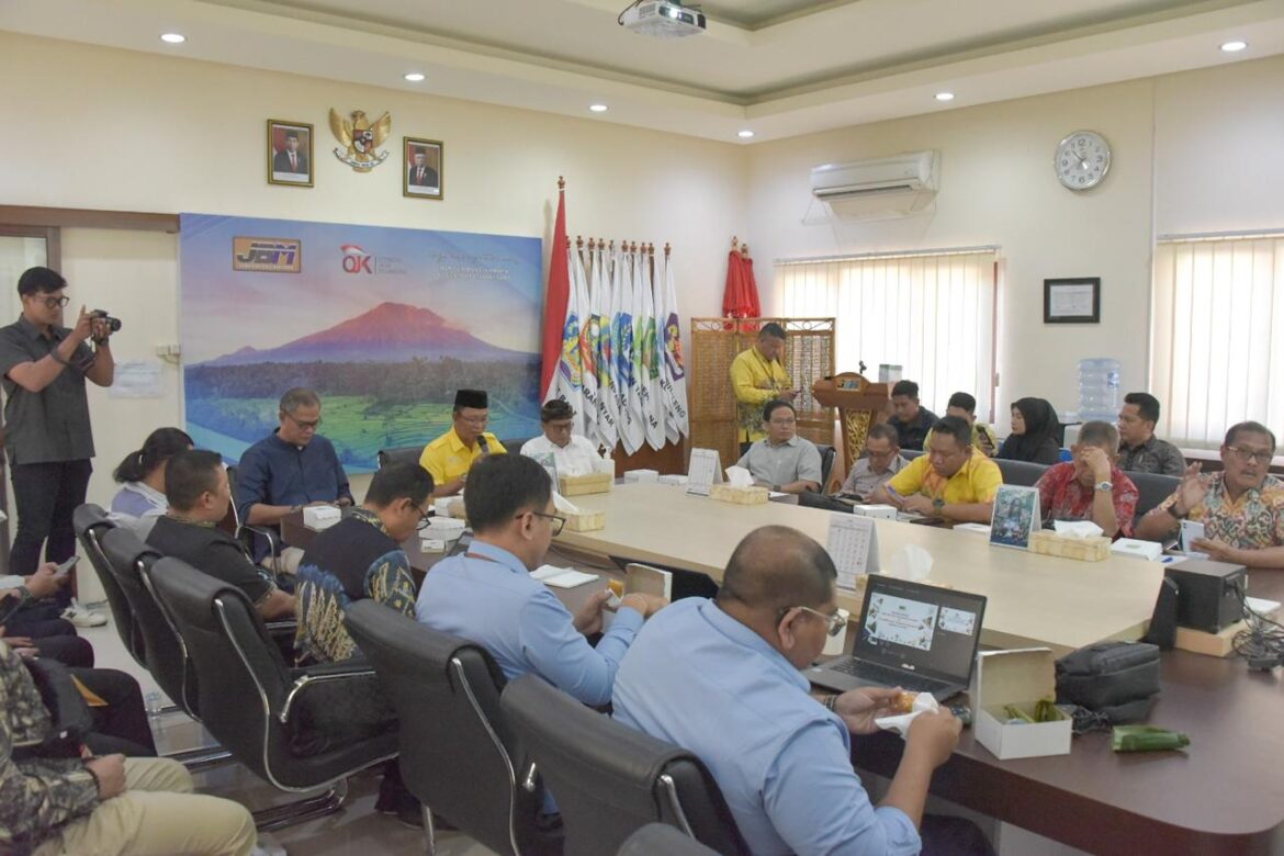 Ketua Pansus II DPRD Provinsi Kalsel Muhammad Yani Helmi pimpin rombongan saat bertandang ke PT Jamkrida Bali Mandara.(foto : humasdprdkalsel)