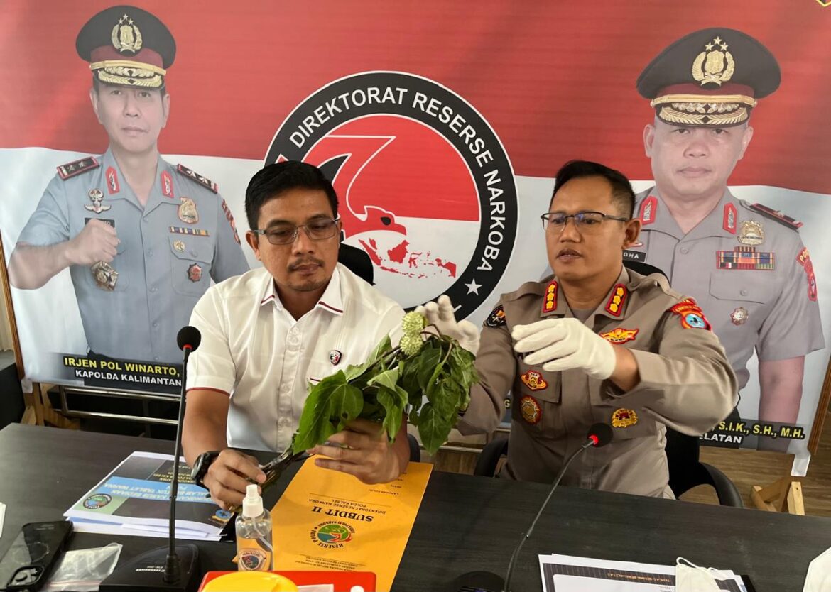 KABID Humas Polda Kalsel Kombes Pol Adam Erwindi dan Diresnarkoba Polda Kombes Pol Kelana Jaya(Foto Iman Satria)