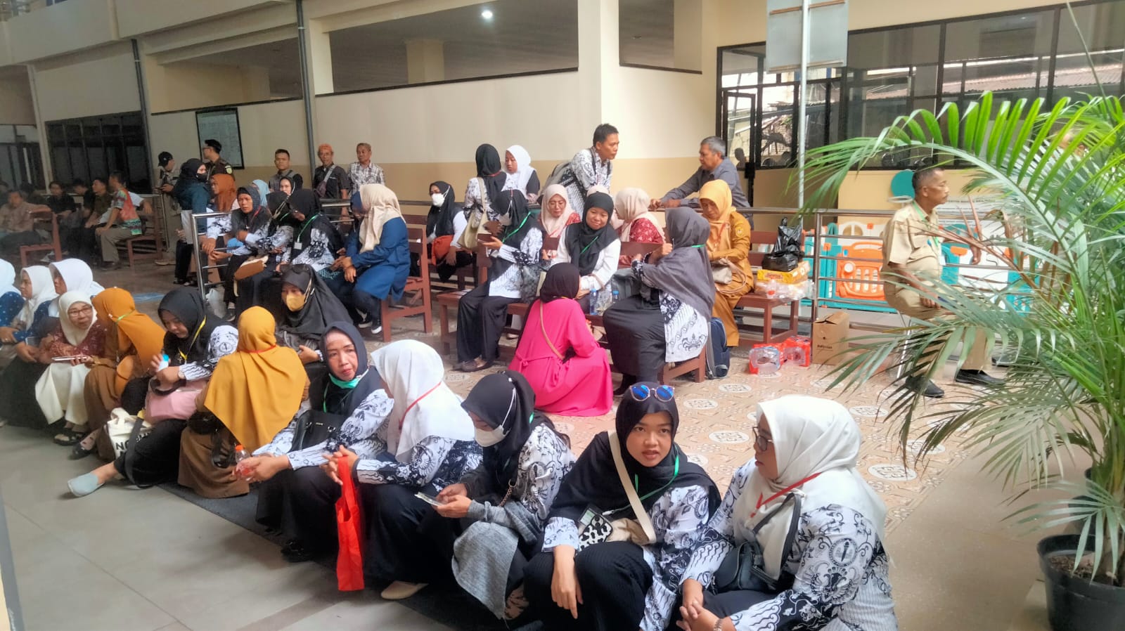Para guru yang ikut memberikam dukungan moril saat berada di lobby tunggu pengunjunh sidang PN Banjarmasin.