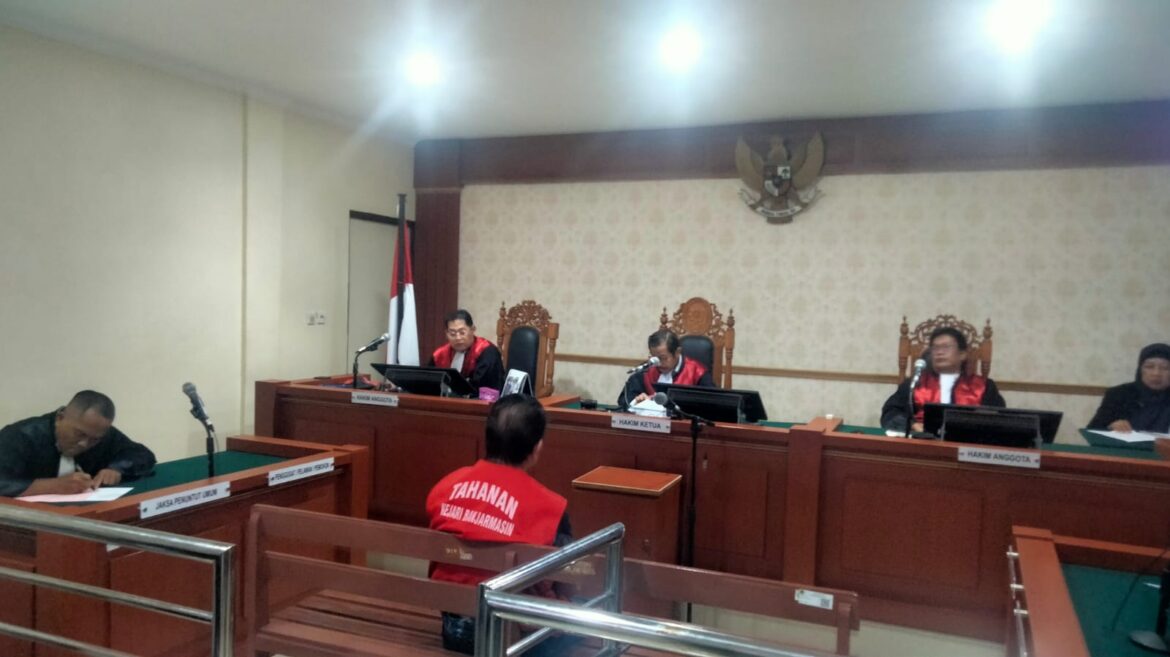 Satria Gunawan alias Babah saat mendengarkan putusan majelis hakim PN Banjarmasin, Senin (15/7).