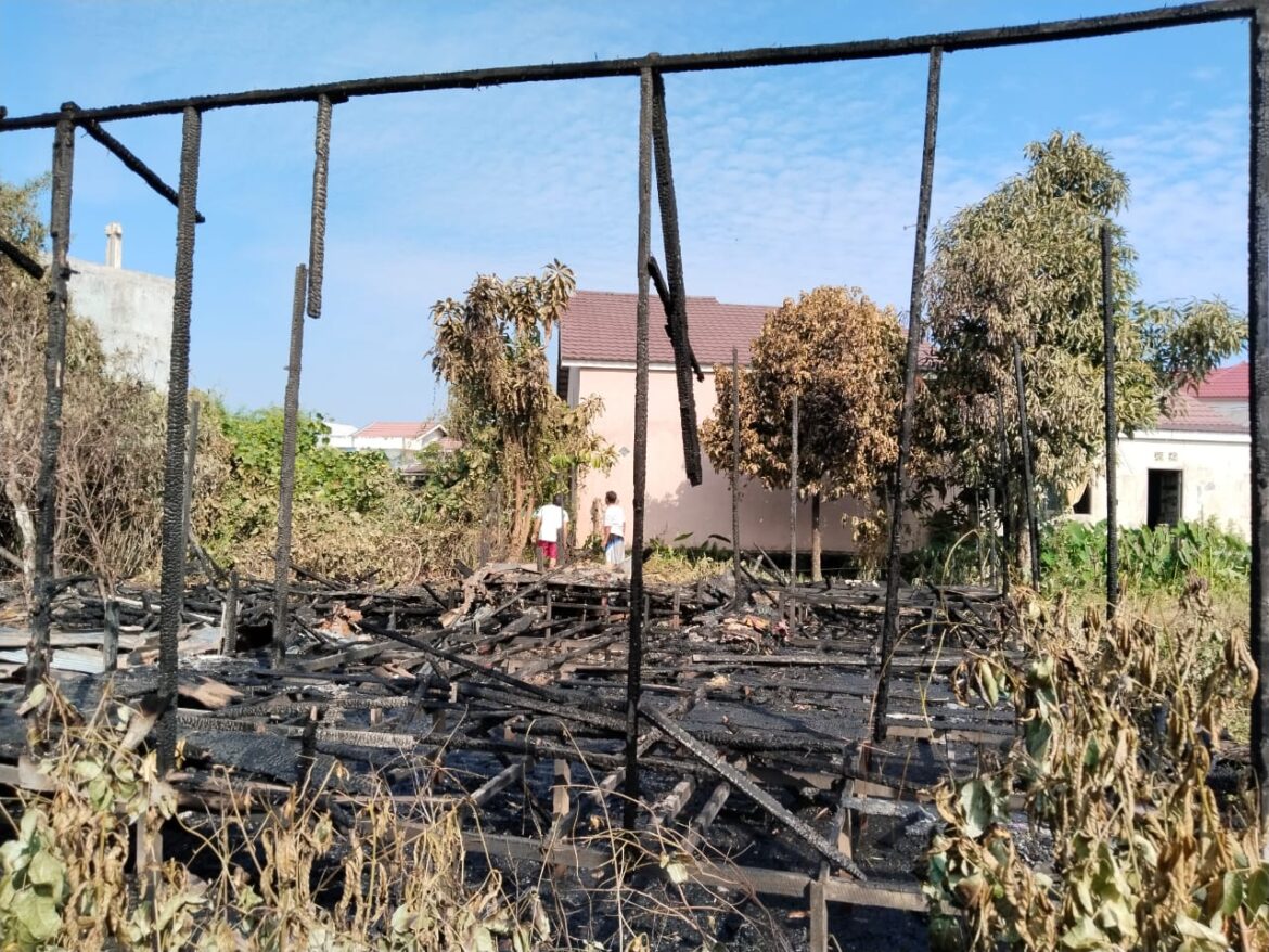 LUDES TERBAKAR - Diduga rumah kosong di Jalan Sungai Andai RT 37 dekat jembatan Kuning Pasar Dadakan seberang Komplek D1, Rabu (24/7/2024) Subuh terbakar. (foto:ist)