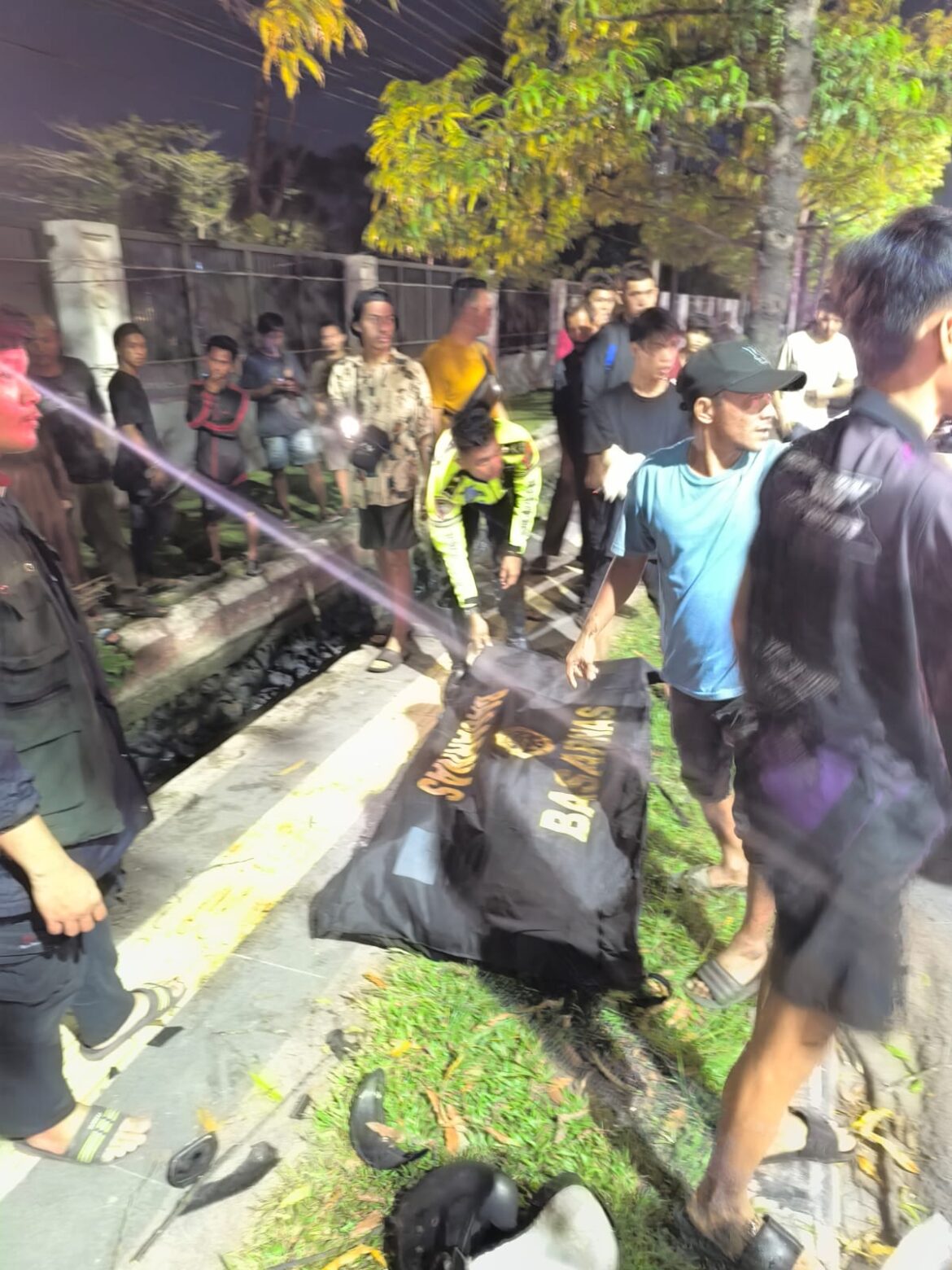 LAKA TUNGGAL - Diduga tewas akibat laka tunggal, pengendara dan penumpang Yamaha X-Ride tewas di depan depan Gedung Jalan Brigjen H Hasan Basri Kayu Tangi Sultan Suriansyah Banjarmasin, Rabu (24/7/2024) dinihari. (foto:ist)