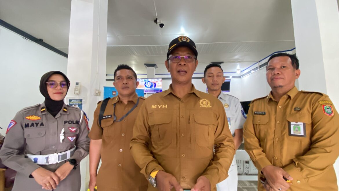 Wakil Ketua Komisi II DPRD Provinsi Kalsel Muhammad Yani Helmi saat monitoring di UPPD Samsat Kotabaru.(foto : ist)