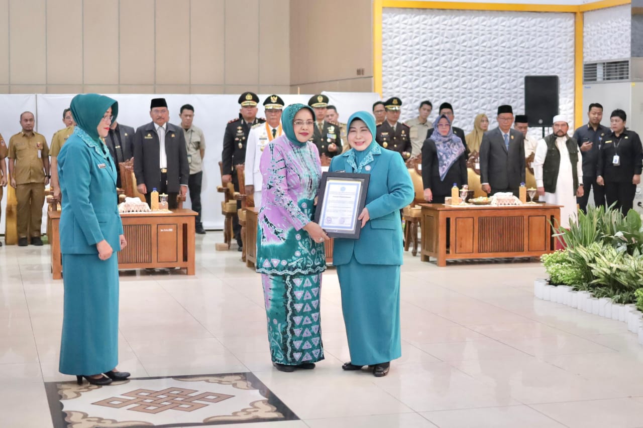 Ketua TP PKK Provinsi Kalsel Hj Raudatul Jannah menyerahkan piagam penghargaan kepada Hj Syarifah Syifa Anang Syakhfiani Ketua TP PKK Kabupaten Tabalong masa bakti 2019-2024.(foto : humasdprdkalsel)