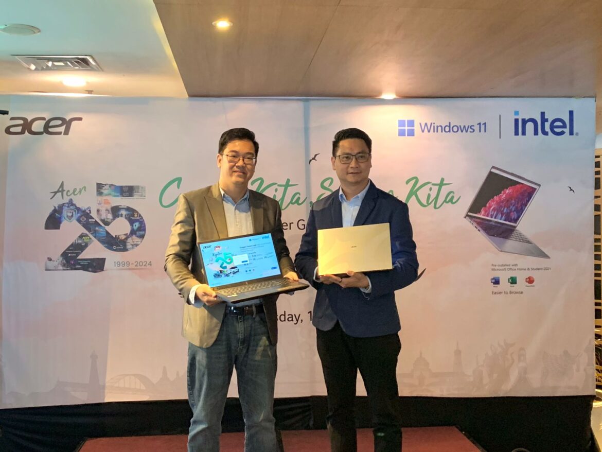 Customer Sales Director Acer Indonesia, Nino Wirawan dan Gaming Produk Manager Acer Indonesia, Andreas Lesamana perlihatkan produk Acer disela media gathering di Orion Meeting Room Lantai 1 Galaxy Hotel Banjarmasin.(foto : istimewa)