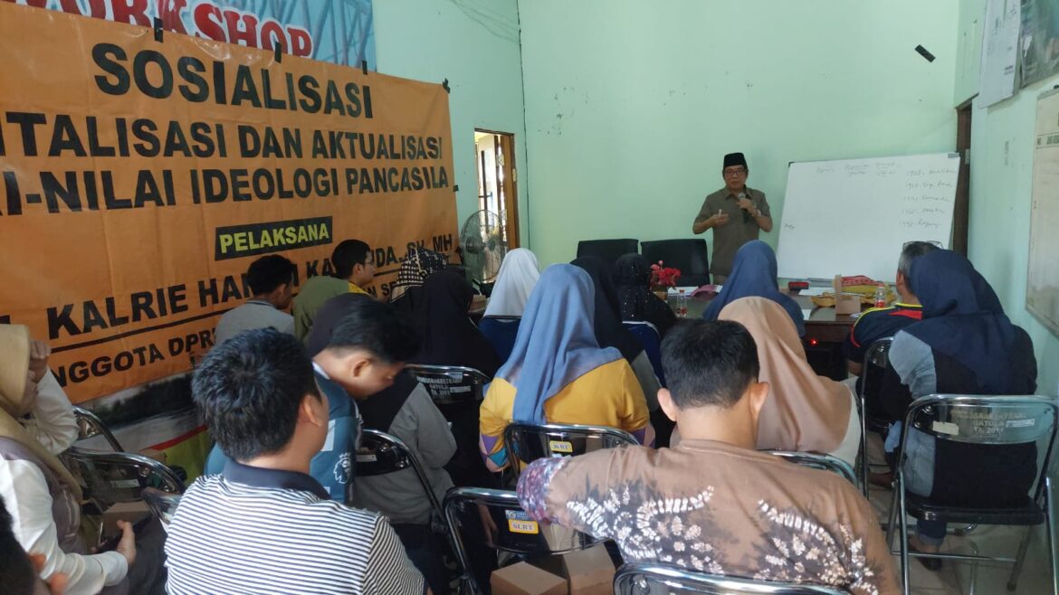 Suasana kegiatan Sosialisasi Revitalisasi dan Aktualisasi Nilai-nilai Ideologi Pancasila yang digelar anggota Komisi II DPRD Provinsi Kalsel Dr H Karlie Hanafi Kalianda, SH, MH di Kantor Dinas Sosial Kabupaten Batola di Marabahan, Jumat (26/7/2024).(foto : ist)