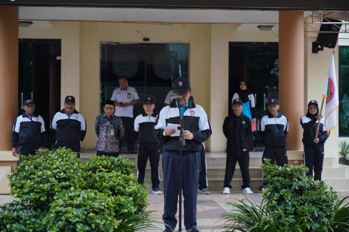 Wabub HST lepas Kontingen Porseni di Halaman Kantor Bupati HST