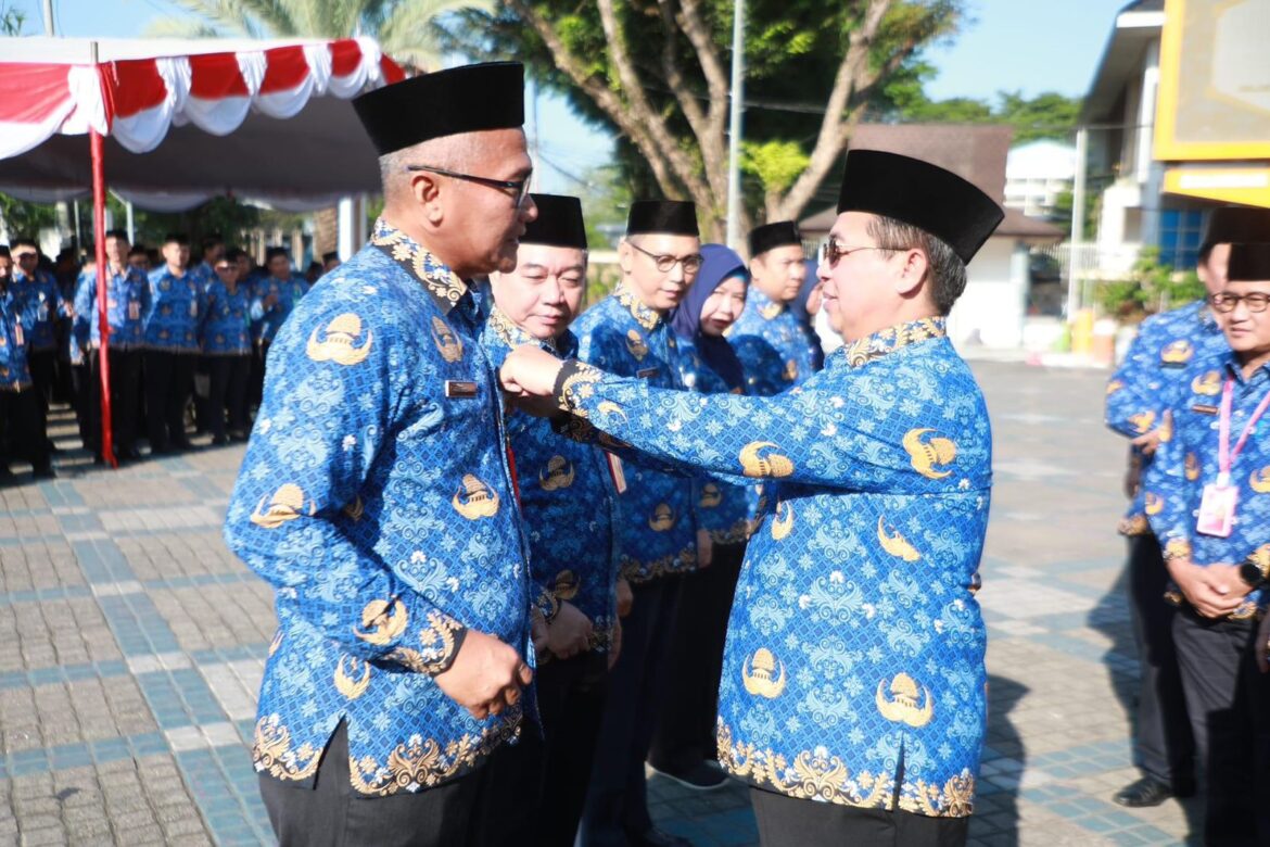 Wali Kota Banjarmasin Ibnu Sina memberikan penghargaan kepada Totok Agus Daryanto karena pengabdian ASN 30 tahun lebih.