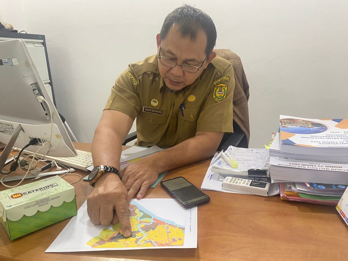 Agus Suyatno menunjukan peta kawasan industrindan dan pergudangan di Banjarmasin