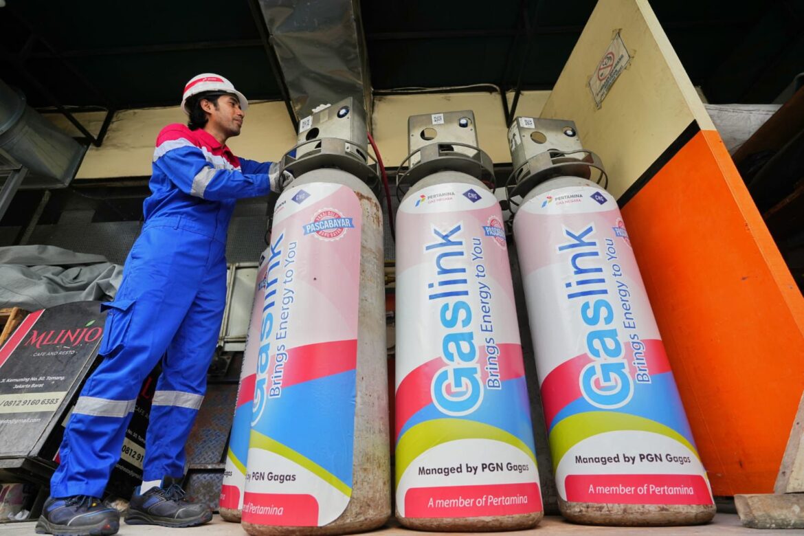 TAMBAH PELAYANAN - Salah satu karyawan PT PGN saat bertugas gina melayani tambahan pelayanan untuk gas CNG mendisrrinusikan ke Balikpapan dan IKN, Rabu (10/7/2024). (foto:ist)