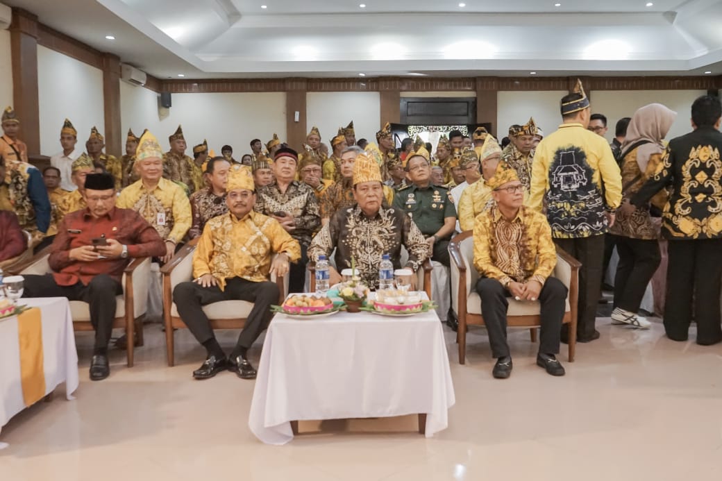 Ketua DPRD Provinsi Kalsel, DR (HC) H Supian HK, SH, MH turut berhadir bersama Presiden Kerukunan Bubuhan Banjar Sa’dunia, H Sahbirin Noor di acara pelantikan dan pengukuhan kepengurusan KBB Bali.(foto : humasdprdkalsel)
