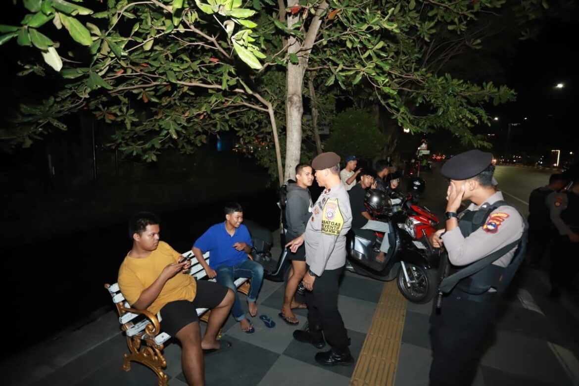 PIL PUTIH - Sat Samapta Polresta Banjarmasin saat patroli dengan merazia pil putih di Pasar Batuah dan Pasar Lima kepada warga setempat yang nongkrong, Minggu (21/7/2024) malam. (foto:ist)