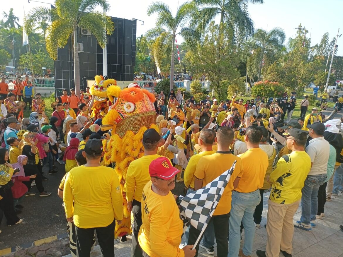 Pertunjukan barongsai binaan Acil Odah memeriahkan Jalan Santai Bergerak Menuju Indonesia Emas HUT ke-24 Abdi Persada. (foto: Tolah/brt)