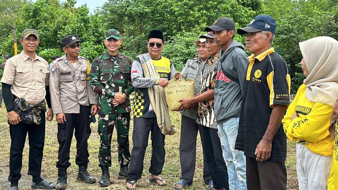 Wakil Ketua Komisi II DPRD Provinsi KalselbMuhammad Yani Helmi mendampingi Gubernur Kalsel H Sahbirin Noor saat menyerahkan bantuan disela Turdes ke-10 Menembus Batas di Desa Teluk Aru Kabupaten Kotabaru.(foto : ist)