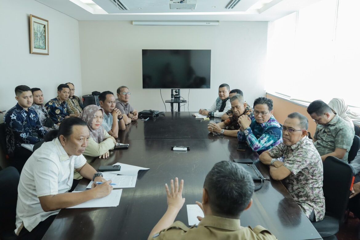 Pansus II DPRD Provinsi Kalsel yang tengah membahas Raperda tentang Penambahan Penyertaan Modal Pemprov Kalsel kepada PT Jamkrida Perseroda Provinsi Kalsel ke Direktorat BUMD, BLUD dan BMD Kemendagri di Jakarta.(foto : humasdprdkalsel)