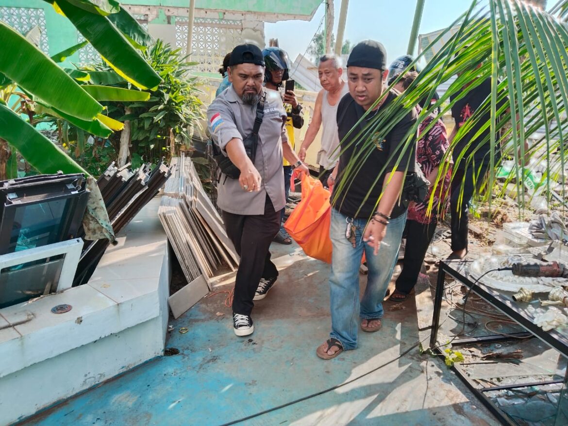 LAKA KERJA - Korban tewas Laka kerja tukang bangunan bernaman Salman (45) usai kejadian sudah dimasukkan ke dalam kantong mayat, di Jalan Kayu Tangi 2 Jalur 7 RT 20 Kelurahan Pangeran Kecamatan Banjarmasin Utara, Senin (22/7/2024) siang. (foto:sum/sum/brt).
