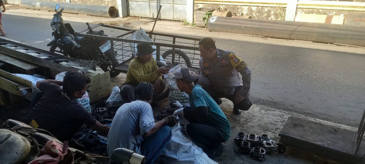 BAHAYA MIRAS - Bhabinkamtibmas Kelurahan Kuin Selatan Aiptu Andik saat nongkrong di Jalan Kuin Selatan bersama warga sekitar meningkatkan bahaya miras oplosan, Senin (29/07/2024) pagi. (foto:ist)