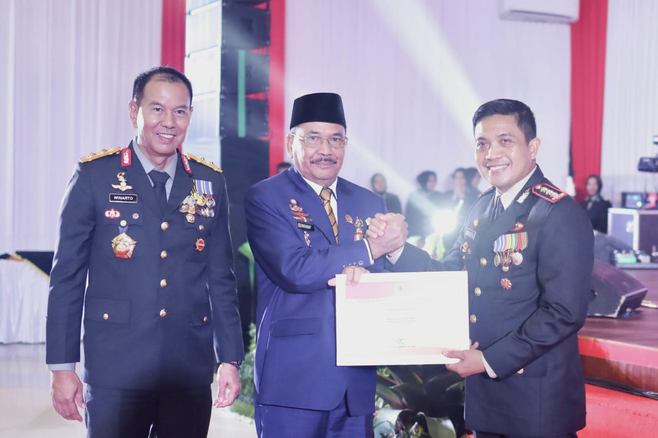 Ketua DPRD Provinsi Kalsel Dr (HC) H Supian HK, SH, MH didampingi Kapolda Kalsel Irjen Pol Winarto, SH, MH saat menyerahkan penghargaan kepada Direktur Resnarkoba Polda Kalsel Kombes Pol Kelana Jaya, SIK, MH atas prestasinya memberantas narkoba di Kalsel.(foto : humasdprdkalsel)