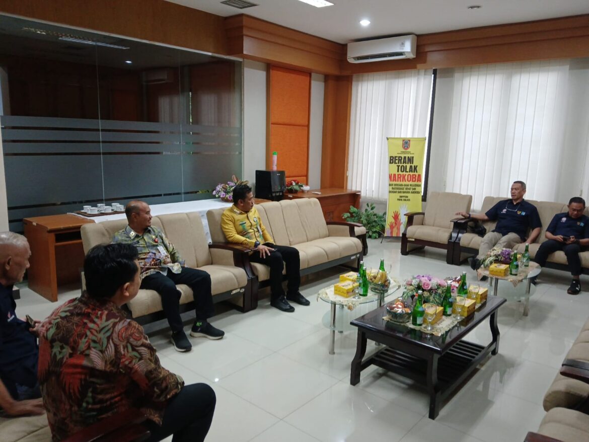 Kepala DPMD Provinsi Kalsel, Faried Fakhmansyah dan Kepala Bidang Pengembangan Ekonomi Desa Muhammad Agus Fariady berbincang jajaran PT Pertamina Patra Niaga sebelum kegiatan Sosialisasi Sosialisasi Keberlanjutan Pemberdayaan Masyarakat UMKM Melalui Usaha Kemitraan Pertashop di Kalimantan" di Kantor Bappeda Provinsi Kalsel, Kamis (11/07/2024).(foto: dok.DPMD Prov. Kalsel).