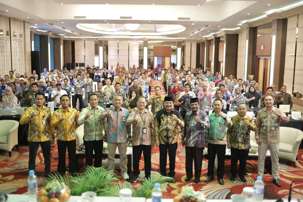 Ketua DPRD Provinsi Kalsel DR H Supian HK, SH, MH bersama Pj Bupati HSU Zackly Asswan, Bank Kalsel dan peserta bimtek foto bersama.(foto : humasdprdkalsel)