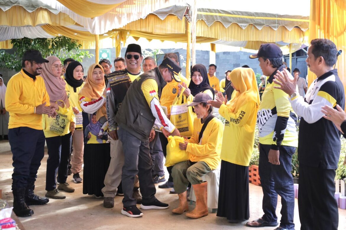 Ketua DPRD Provinsi Kalsel DR (HC) H Supian HK, SH, MH bersama Gubernur Kalsel H Sahbirin Noor menyerahkan bantuan kepada warga disela kegiatan turdes ke-10 di Puskesmas Alabio di Kabupaten HSU.(foto : humasdprdkalsel)