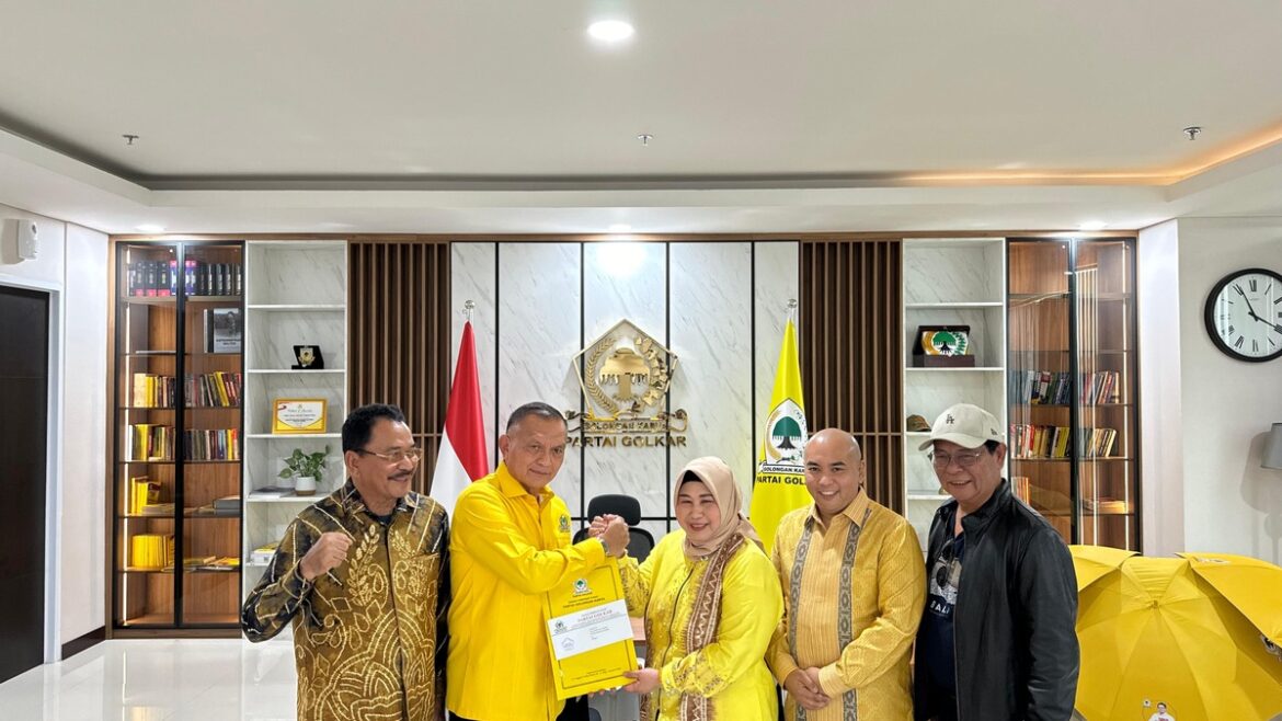 Balon Gubernur dan Balon Wakil Gubernur Kalsel, Hj Raudatul Jannah (Acil Odah) dan HA Rozanie HN resmi diusung Partai Golkar dengan menerima surat rekomendasi pencalonan yang diserahkan Sekretaris Jendral (Sekjen) DPP Partai Golkar Letjen TNI (Purn) Lodewijk Freidrich Paulus.(foto : ist)