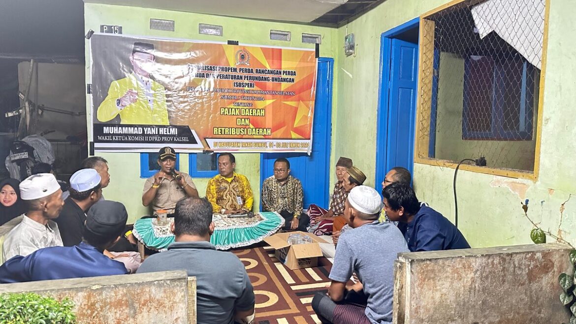 Wakil Ketua Komisi II DPRD Provinsi Kalsel Muhammad Yani Helmi saat melaksanakan kegiatan Sosialisasi Perda Provinsi Kalsel Nomor 1 Tahun 2024 tentang Pajak dan Retribusi Daerah di Desa Kupang Berkah Jaya Kabupaten Tanbu.(foto : ist)