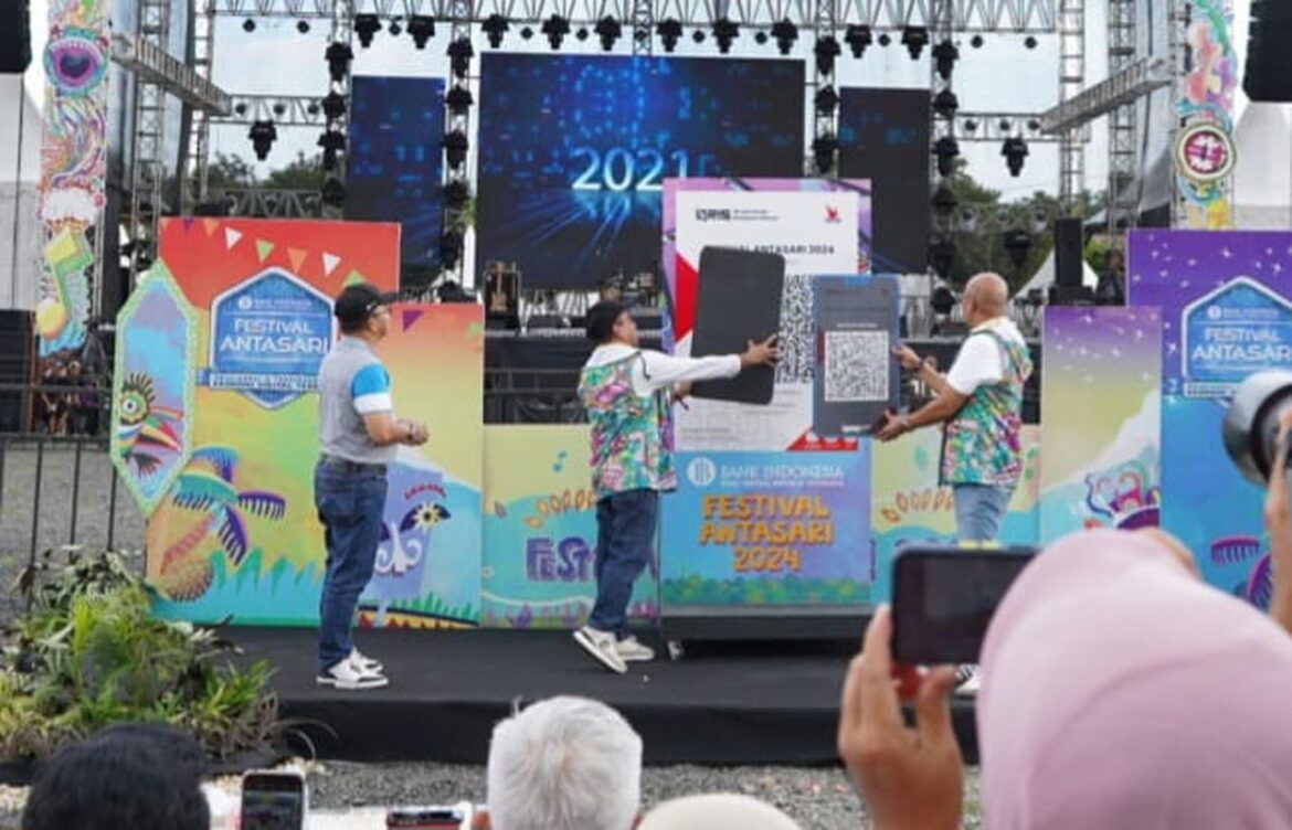 Fadjar Majardi Kepala Kantor Perwakilan Bank Indonesia Kalsel dan Agus Fian Nur Staf Ahli Bidang Ekonomi Pembangunan Pemprov Kalsel resmi membuka Kick Off Festival Antasari 2024 (humas bi kalsel)