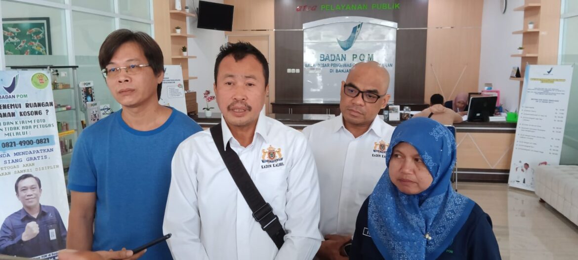 Wakil Ketua Bidang Perdagangan Kadin Kalsel H Aftahuddin bersama Bidang Dalam Negeri Rusmin Nuryadin beserta pelaku usaha roti lokal di Kalsel mendatangi Badan Pengawas Obat dan Makanan (BPOM) Banjarmasin di Banjarbaru (foto:istimewa)