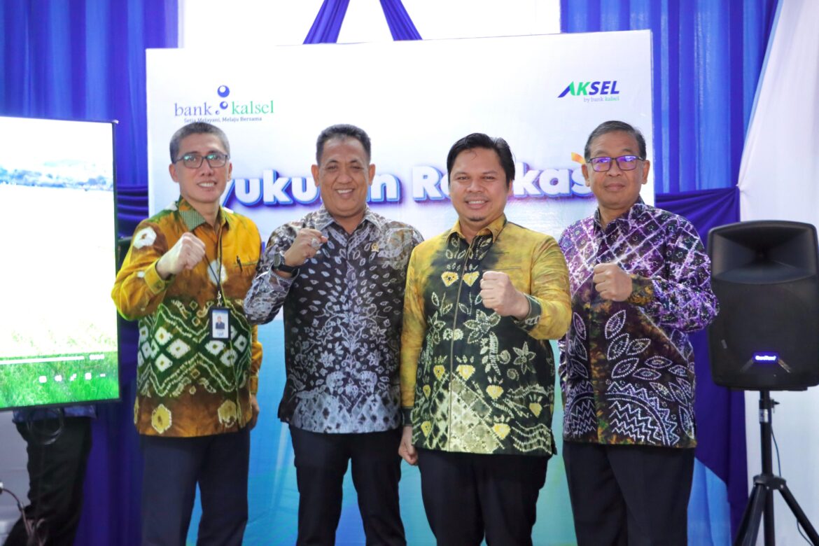Tampak Dirut Bank Kalsel Fachrudin dan Sekda Provinsi Kalsel Roy Rizali Anwar (foto:humas bank kalsel)
