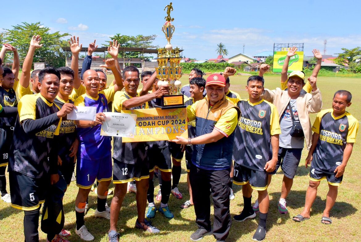 Tim Dispora Kalsel angkat tropi juara 1 Piala Acil Odah, Sabtu (9/8/2024).