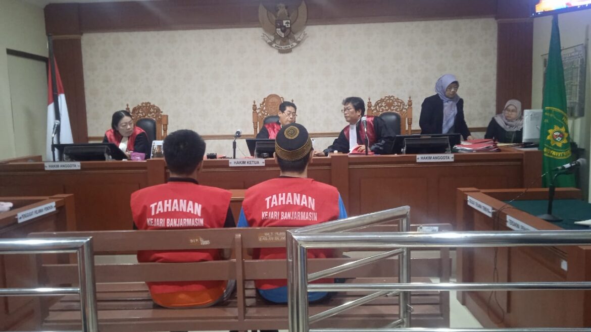 Dua dari empat terdakwa saat mendengarkan putusan majelis hakim yang diketuai Fidiyawan Satriantoro SH.