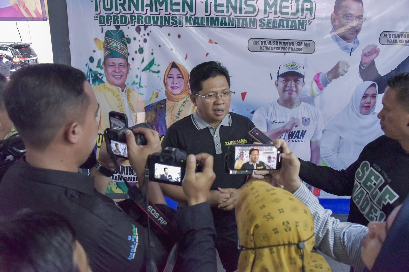 Sekretaris DPRD Provinsi Kalsel Muhammad Jaini saat menyampaikan pesan ketua dewan yang mendukung dan apresiasi terselenggaranya turnamen tenis meja terbuka DPRD Provinsi Kalsel.(foto : ist)