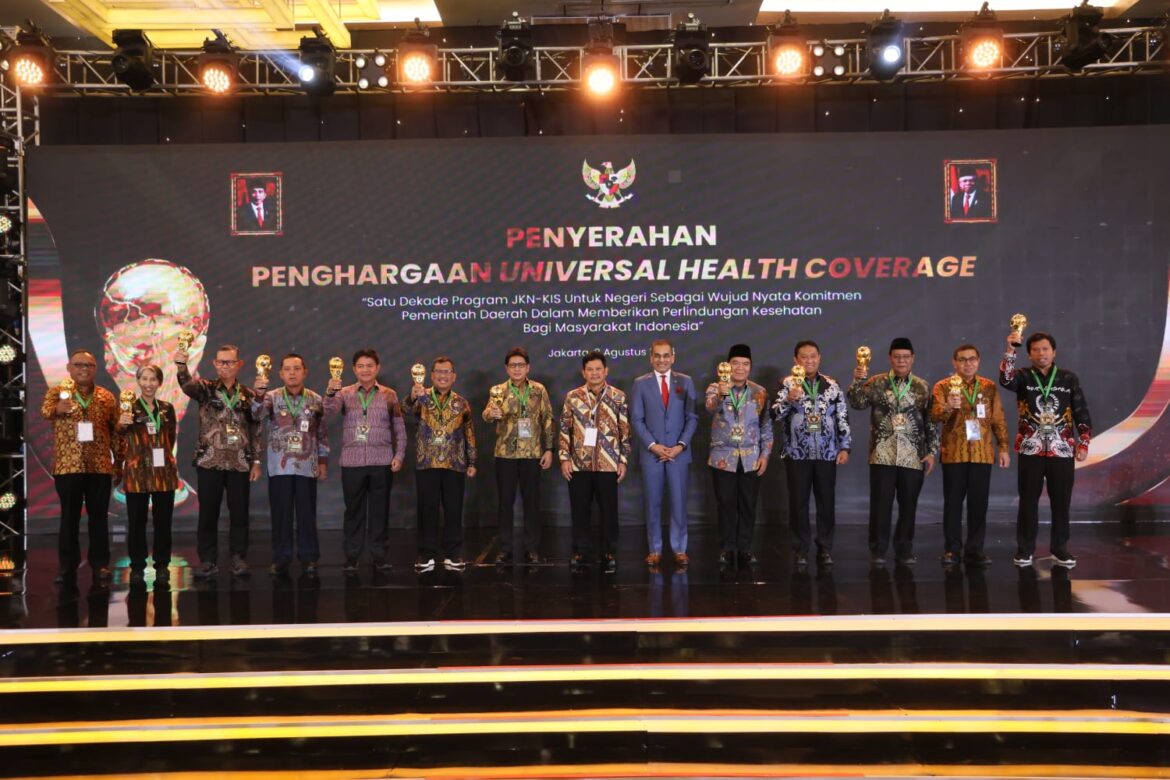 Para kepala daerah penerima penghargaan Universal Health Coverage (UHC) yang diserahkan Wakil Presiden RI KH Ma'ruf Amin, Kamis (8/4) di Krakatau Ballroom TMII, Jakarta. (Foto ist/brt)