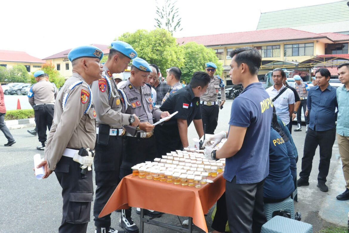TES URINE - Anggota Bid Propam Polda Kalsel saat melaksanakan tes urine dalam rangka pelaksanaan Penegakan Ketertiban dan Disiplin (Gaktibplin), Kamis (22/8/2024). (foto/ist)