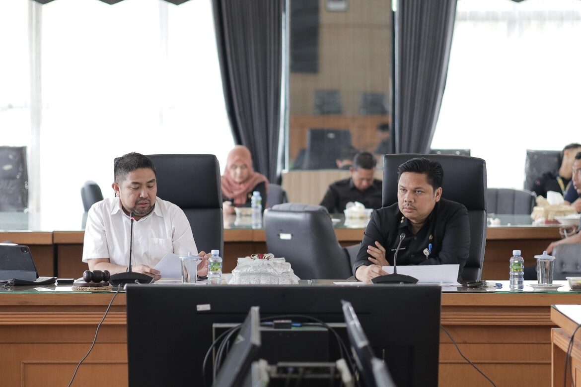 Wakil Ketua DPRD Provinsi Kalsel Muhammad Syaripuddin pimpin rapat anggaran bersama Sekda Kalsel yang juga Ketua TAPD Pemprov Kalsel Roy Rizali Anwar bahas kelanjutan pembangunan jembatan Pulau Laut.(foto : humasdprdkalsel)