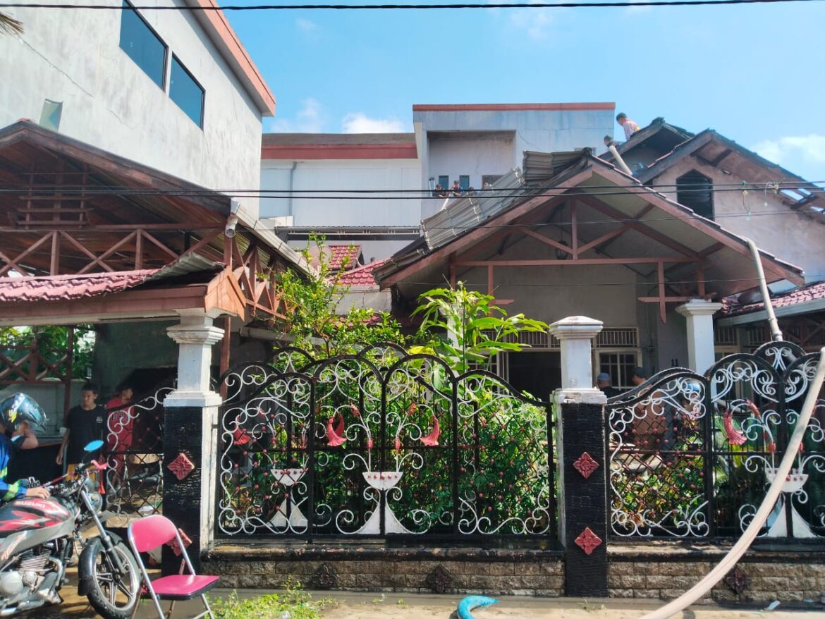 RUMAH TERBAKAR - Bangunan permanen milik Angel terbakar usai ditinggal pergi kerja, diduga karena arus pendek AC di kamarnya rumahnya di Komplek Asdi Karya Km 7 Kecamatan Kertak Hanyar Kabupatennya Banjar, Senin (19/8/2024) pagi. (foto:sum/brt)